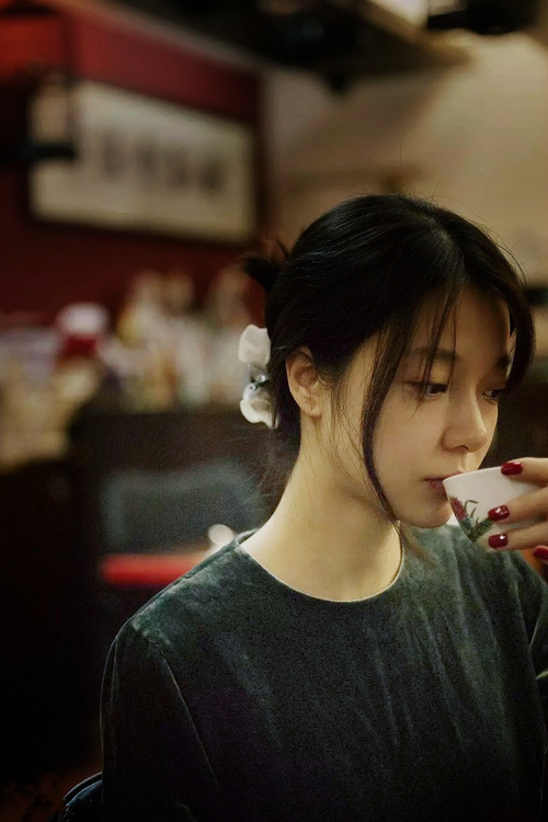 女朋友把胸往我嘴送,女邻居夹得好紧太爽了