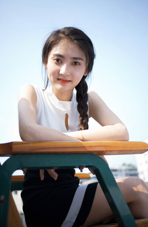 你弄在里面吧这样更舒服,在她打电话一撞一顶律动