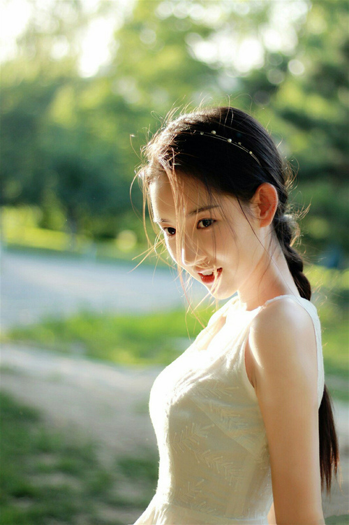 里面一动一动的好会吸啊,含着王妃的一对高耸