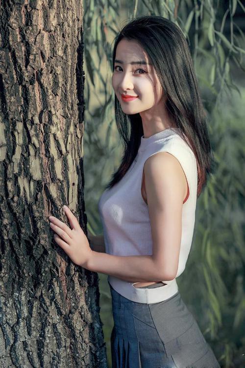 他手指来回在花缝里 三个人在一个床上做了