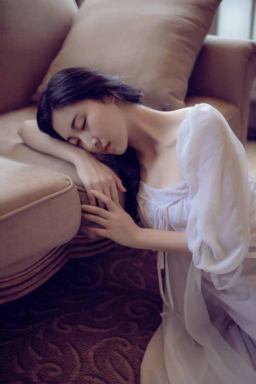 把腿抬高我要添你下面,男友压着有节奏地顶我