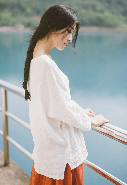 老师你下面的水真好吃,在她打电话一撞一顶律动