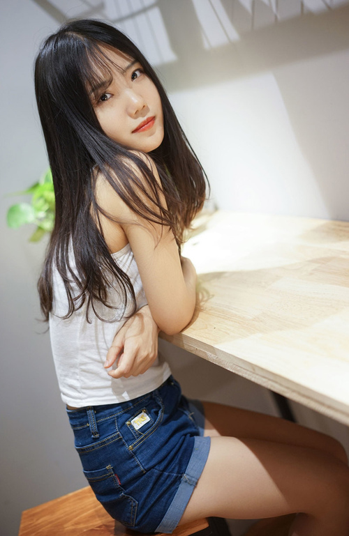 小丫鬟把奶尖送到王爷口中 皇上捏住宫女的巨峰