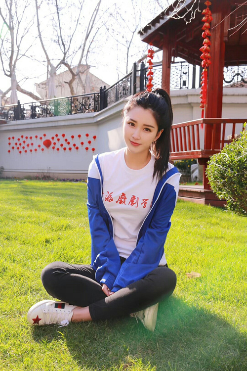 在女朋友面前和闺蜜做 朋友开车我和她在车后面