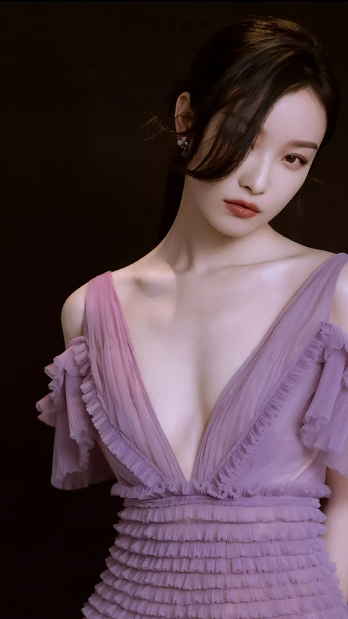 蜜汁在马背上流下来，吃到女朋友的胸她叫了