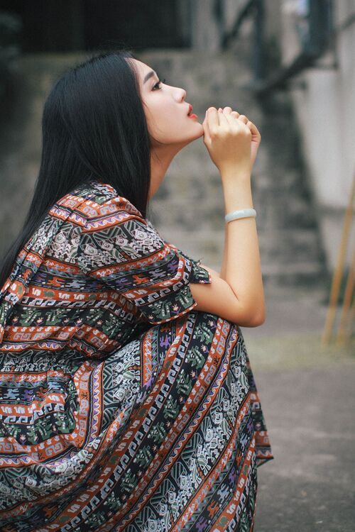 舌头钻到花唇裂缝中滑动,新娘被伴郎不停的要小说