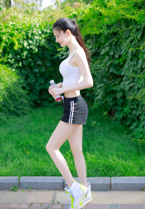 女朋友把胸往我嘴送 纯肉一对一到处做