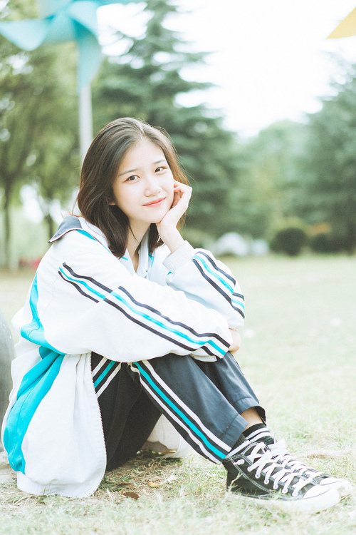 女友闺蜜夹得我真爽 他们三个人折腾了我一晚上