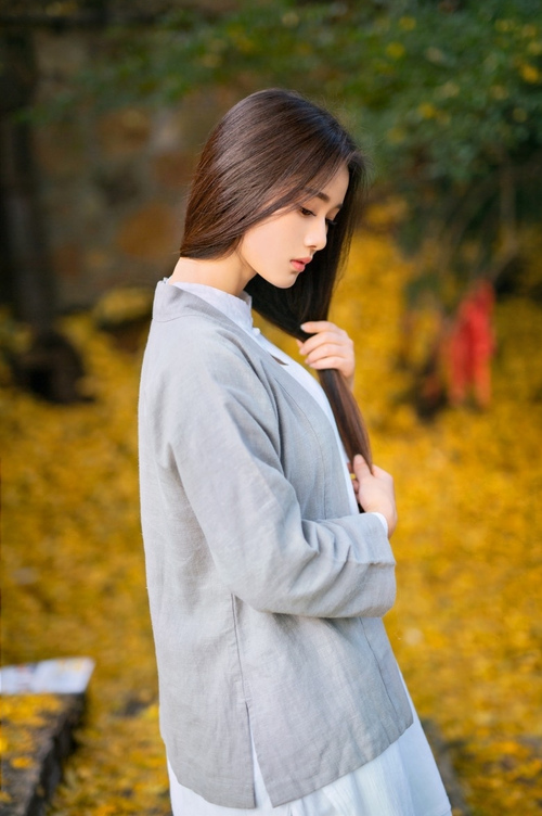 顺着岳大腿内侧上_开嫩苞女的小说_我的冷艳女房东