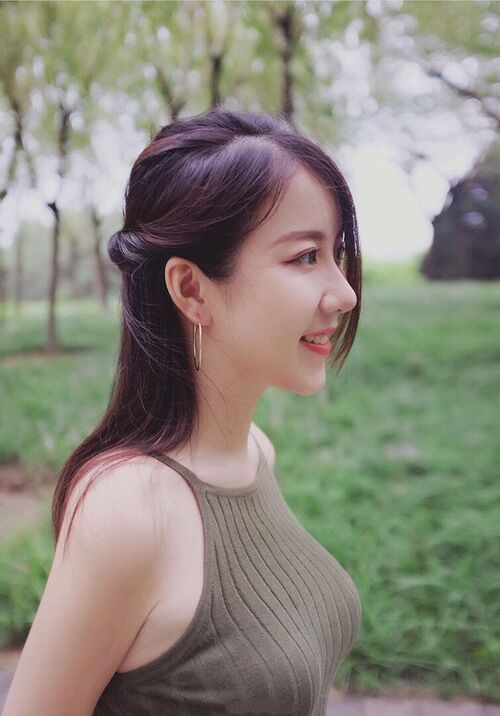 小夹子夹在小奴的花蒂头,在车上要了我很久