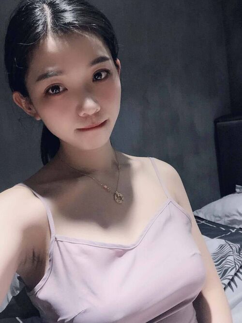 把女的下面扒开添,乖放松还有一半没进去