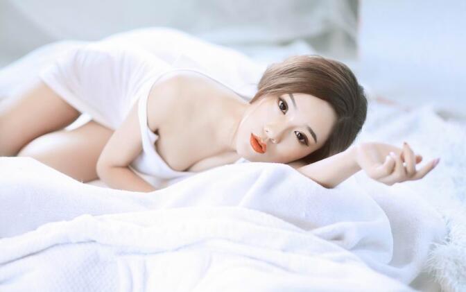 5个人同时玩我下面 三根手三根手指摩擦花核