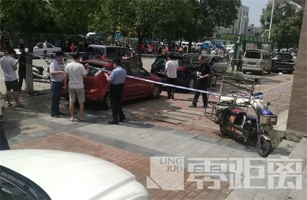 江苏省南京市一中年男子驾车故意撞飞骑摩托车的1男1女并下车将他们砍杀致死  太恐怖