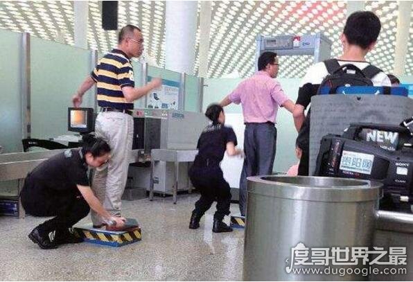 青岛机场安检诡异微笑，一男子为了好玩口含打火机闯安检