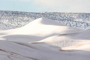 撒哈拉沙漠下雪了，世界上最热沙漠下了1米厚大雪