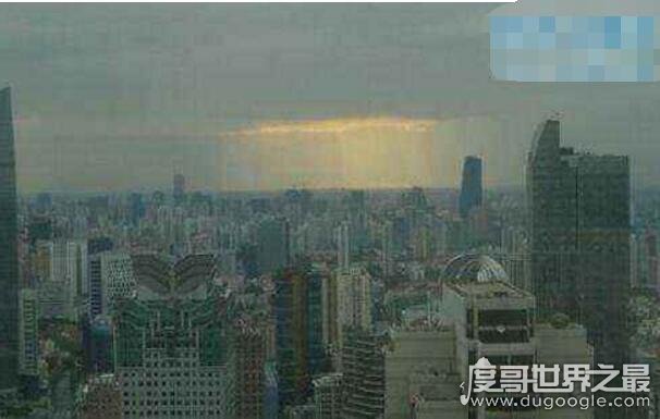 8·20上海ufo事件之谜终于被解开了，导弹燃烧后的气体所形成