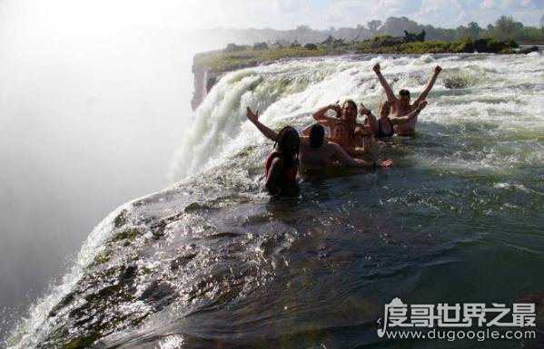 世界上最危险的游泳池，魔鬼池位于百米高的瀑布顶端
