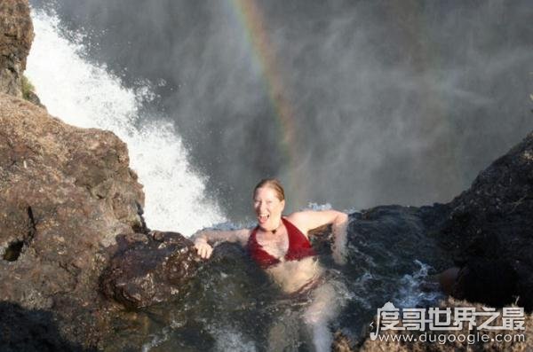 世界上最危险的游泳池，魔鬼池位于百米高的瀑布顶端
