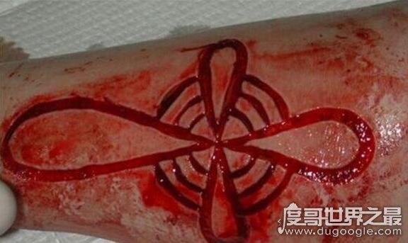 世界上最恐怖的纹身，割肉纹身活生生在身上挖肉(极度血腥)