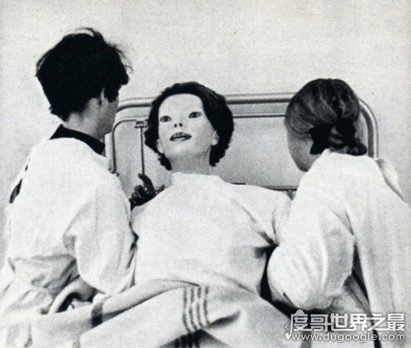 1972面无表情的女人，嘴里并无牙齿却紧紧咬着带血猫咪