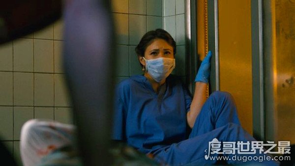 1972面无表情的女人，嘴里并无牙齿却紧紧咬着带血猫咪