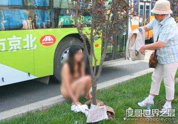 女子步行街裸舞遭围观，疑似精神病患者(无一人给她披衣服)