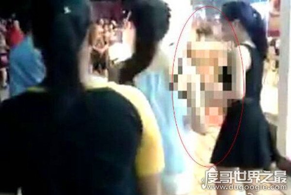 女子步行街裸舞遭围观，疑似精神病患者(无一人给她披衣服)