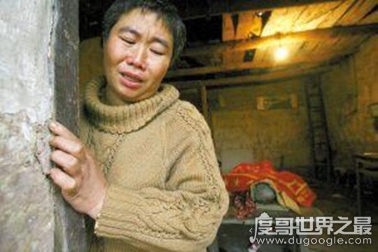 2009年重庆红衣男该事件，身穿女装脚系秤砣而死(疑因性窒息死亡)