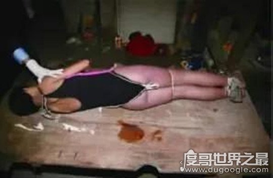 2009年重庆红衣男该事件，身穿女装脚系秤砣而死(疑因性窒息死亡)