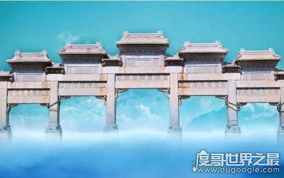 天空惊现南天门，奇异景象惹网友热议(实际是高楼灯光照成的)