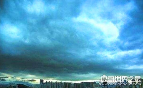 暴雨天空惊现龙叼走人，所有图片全都为ps所成(超假！)