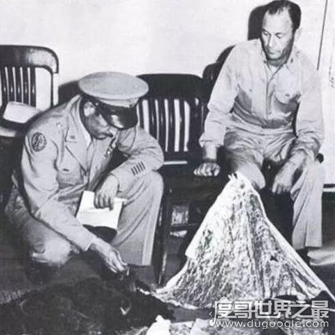 1947年罗斯威尔事件官方解密，退役少校证实UFO传闻(不是气球残骸)