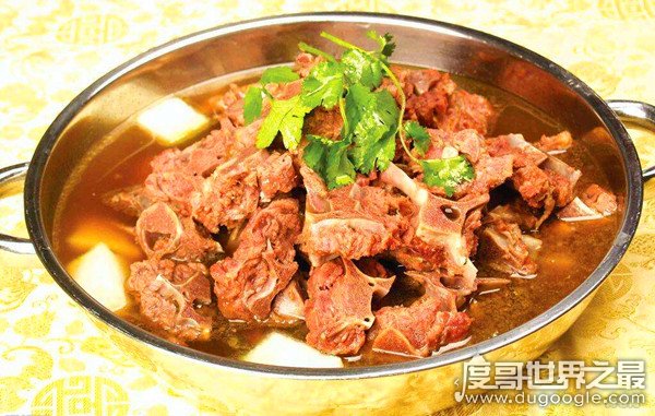 羊蝎子是什么，是带里脊肉和脊髓的完整羊脊椎骨(形似蝎子)