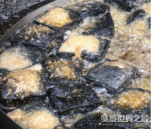 用大粪汁浸泡的粪水臭豆腐，不仅长蛆而且还含有敌敌畏