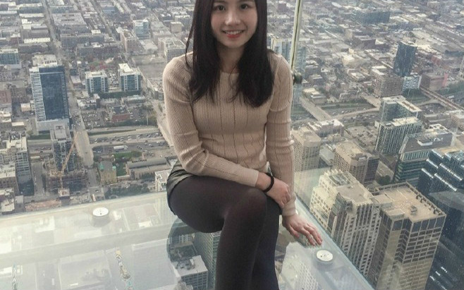 坐在上面拍照需要很大的勇气