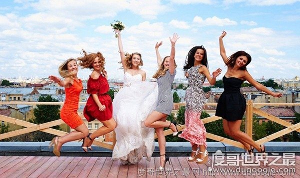 俄罗斯性感女孩没人娶，希望与中国男女搭配解决问题