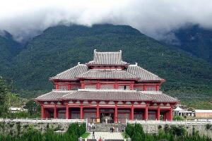 北京郊区最大的寺院是，潭柘寺(总面积达121公顷以上)