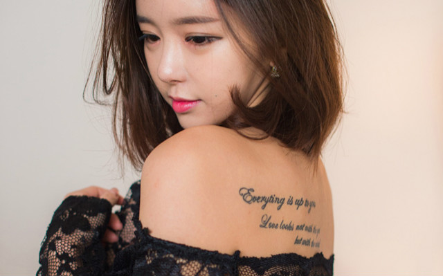 尹素婉写真 谁知道她背上的纹身是什么意思？