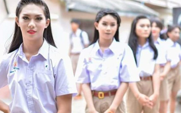 泰国男子中学开学仪式照疯传！「长发诱人曲线」越看越无法专心了