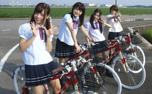日本女高中生：楼下大叔常舔我脚踏车坐垫