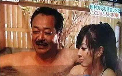 好尴尬的洗浴文化 日本父亲和女儿有一起泡澡的习惯 你怎么看