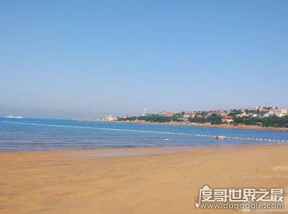 青岛第一海水浴场，占地面积大20400平方米(夏天避暑游客超多)