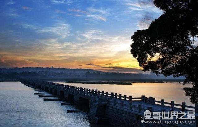 中国古代最长的连梁式石板桥是安平桥，全长2255米