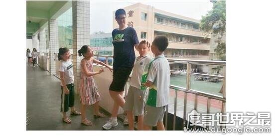 全国最大的小学生，四川11岁男孩身高长到206厘米