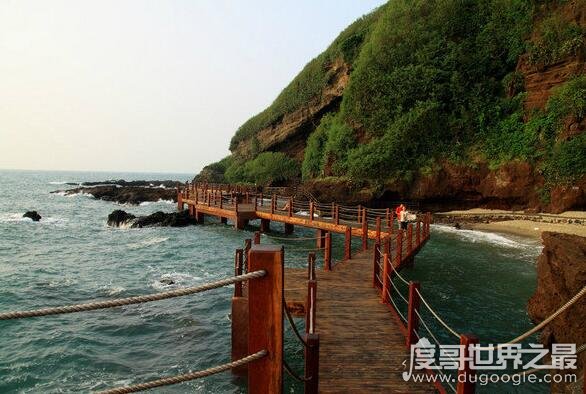 涠洲岛在哪里，在广西北海市北部湾海域中部(与海南岛隔海相望)