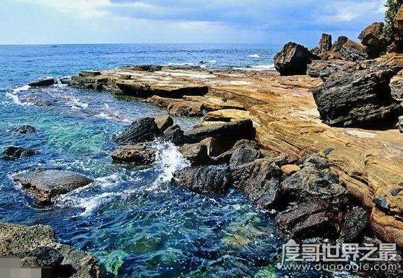 涠洲岛在哪里，在广西北海市北部湾海域中部(与海南岛隔海相望)