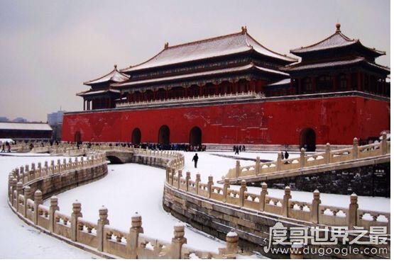 故宫建于哪个朝代，始建于明成祖永乐四年(是明清两朝的宫殿)