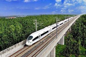 中国第一条高铁，京津城际铁路(首条设计时速为350公里的高铁)