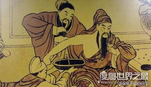 武圣关羽刮骨疗毒的故事，《三国演义》第七十五回(正史无记载)