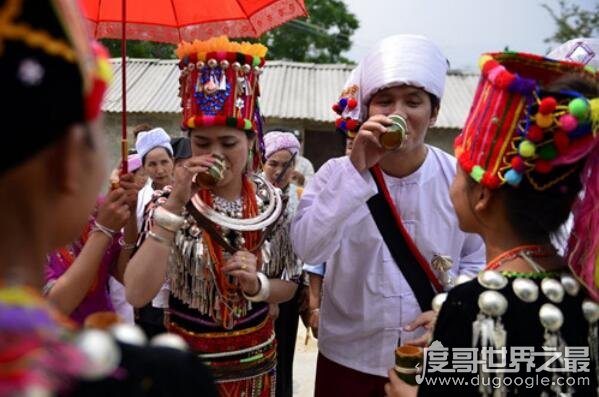 景颇族的风俗习惯是怎样，盛行杀牲畜祭鬼魂(鬼魂有好坏之分)